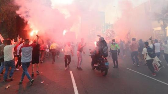 Hinchas de Universitario de Perú recibieron con bengalas a su equipo, el viernes 7 de agosto de 2020.