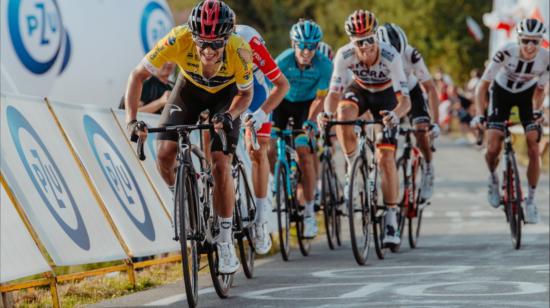 Richard Carapaz, después de su caída en la cuarta etapa del Tour de Polonia, el sábado 8 de agosto de 2020, intentando alcanzar al líder Remco Evenepoel.