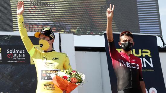 Primoz Roglic (i) festeja el triunfo junto a Egan Bernal (d), este domingo 9 de agosto de 2020, en Francia.