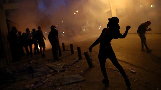 Un manifestante lanza una piedra durante una protesta tras la explosión en Beirut, Líbano, el 9 de agosto de 2020.