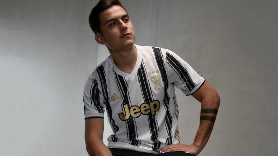 El futbolista argentino de la Juventus, Paulo Dybala, posa con la nueva camiseta.