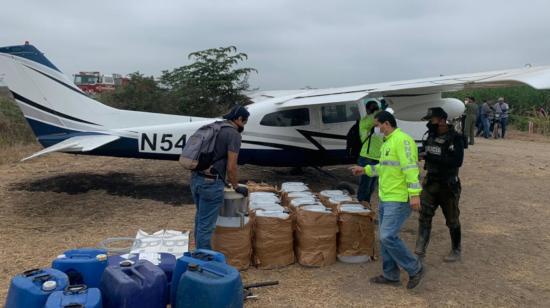 Policías y funcionarios de la Fiscalía recogen evidencias de la avioneta que fue hallada en el ingenio azucarero Valdez, el 10 de agosto de 2020.