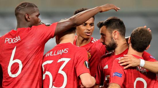 Bruno Fernandes del Manchester United celebra con sus compañeros el gol de penal 1-0 durante el partido de cuartos de Europa League entre el Manchester United y el FC Copenhague.