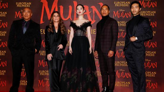 Los miembros del reparto de "Mulan", Ron Yuan, Yifei Liu, Jason Scott Lee y Yoson An posan con la directora Niki Caro, en el estreno europeo de la película en Londres, Gran Bretaña, el 12 de marzo de 2020.