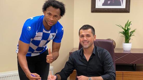 Arturo Mina, junto al presidente del Erzurumspor, luego de firmar su contrato por dos años con el cuadro turco.