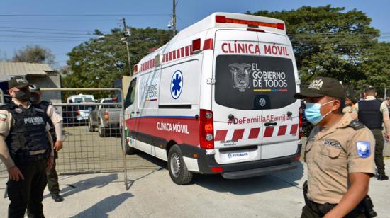 Policías vigilan exteriores de la Penitenciaría de Guayaquil este 11 de agosto. Allí 14 presos han sido asesinados en los últimos días. 