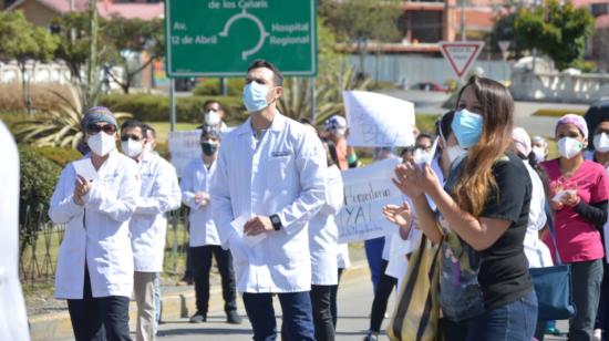 Médicos posgradistas protestan por la falta de pago en los exteriores del hospital Vicente Corral Moscoso, en Cuenca, el 12 de agosto de 2020.