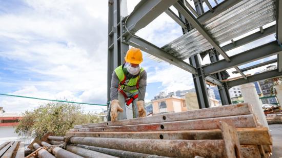 Un trabajador del sector de la construcción en Quito, el 13 de agosto de 2020.