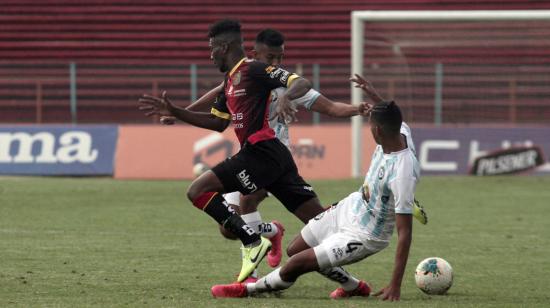 Jugada entre los futbolistas del Deportivo Cuenca y Guayaquil City en la quinta fecha de la LigaPro, este viernes 14 de agosto de 2020.