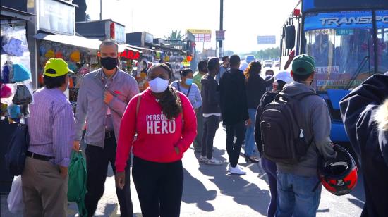 Personas caminan en las calles de Quito, el 12 de agosto de 2020.