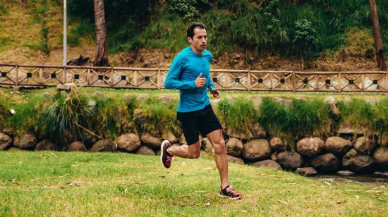 Byron Piedra entrena diariamente en las afueras de Cuenca y al borde del río Tomebamba