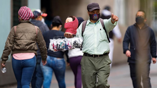 Un vendedor ambulante de mascarillas en Quito el pasado 6 de agosto de 2020.