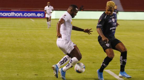 Perlaza con el balón en el partido amistoso frente a Independiente del Valle, el 5 de agosto de 2020.