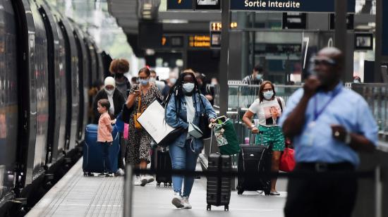 Los viajeros llegan al Reino Unido desde París a la estación internacional St. Pancras en Londres, Gran Bretaña, el 15 de agosto de 2020.