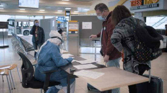 Control de pasajeros en el aeropuerto internacional de Quito, 15 de agosto de 2020.