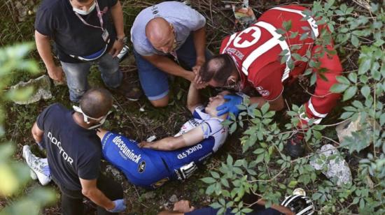 El momento en el que Remco Evenepoel es rescatado, el sábado 15 de agosto de 2020, en Il Lombardía.