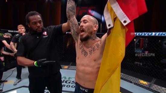 El 'Chito' Vera celebra su victoria ante Sean O'Malley, en la UFC 252, el sábado 15 de agosto de 2020.