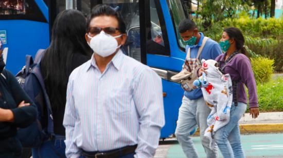 Personas caminan por las calles de Quito en medio de la pandemia del Covid-19, el 29 de julio de 2020.