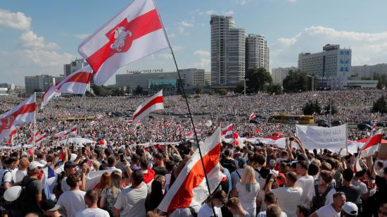 Protesta contra los resultados de las elecciones presidenciales exigiendo la renuncia del presidente bielorruso Alexander Lukashenko y la liberación de los presos políticos, en Minsk, Bielorrusia, el 16 de agosto de 2020.