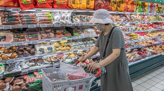 Una mujer compra en un supermercado local de China, el 10 de agosto de 2020.