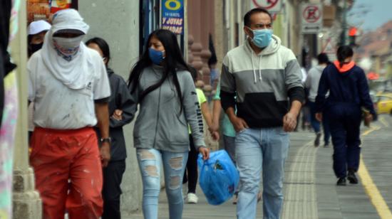 Personas caminan por las calles de Cuenca, el 6 de julio de 2020, durante la crisis sanitaria por el coronavirus.