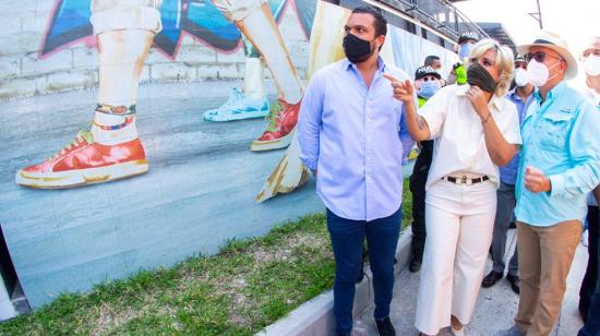 La alcaldesa de Guayaquil, Cynthia Viteri, junto al vicealcalde Josué Sánchez, en la inauguración de un mural, el 14 de agosto de 2020.