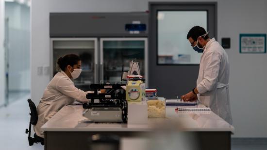 Científicos argentinos realizan ensayos en el laboratorio que producirá la vacuna contra el Covid-19.