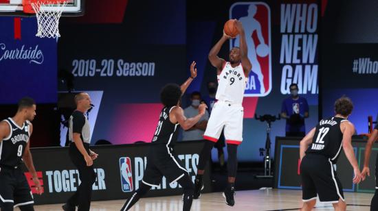 El jugador Serge Ibaka de los Raptors ejecutando un tiro en el partido frente a los Nets, el lunes 17 de agosto de 2020.