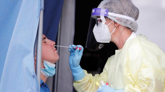 Un trabajador de la salud toma una muestra para una prueba de PCR a un paciente joven en Roma, el 18 de agosto de 2020.