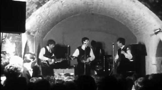 Los Beatles en "The Cavern Club" el 1 de agosto de 1962, en lo que sería su primera presentación televisada.