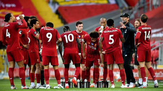 Los futbolistas del Liverpool hidratándose en el partido frente a Crystal Palace, el 24 de junio de 2020.