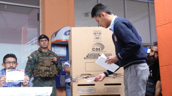 Un ciudadano deposita su voto durante el simulacro de las elecciones generales de 2017.