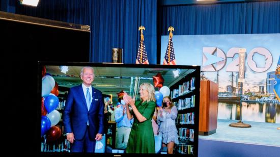 Joe Biden junto a su esposa Jill recibió la nominación del partido demócrata a la Presidencia, el 18 de agosto de 2020.