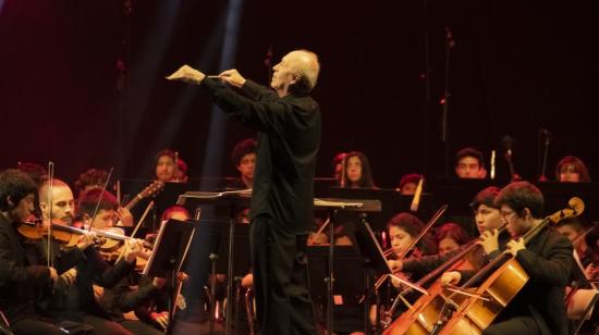 El maestro Patricio Aizaga dirigiendo una de las presentaciones de la Orquesta Sinfónica Juvenil del Ecuador.