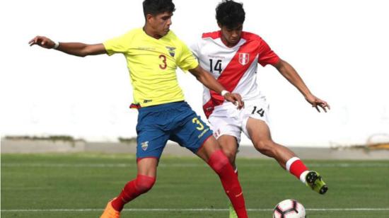 Hincapié, durante un partido con Ecuador frente a Perú en el Sudamericano Sub 17.