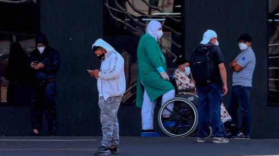 Ciudadanos esperan atención médica en los exteriores del hospital Quito Sur, en Quito el 20 de agosto de 2020.