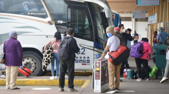 Ciudadanos caminan por el área de abordaje de buses interprovinciales en la terminal terrestre de Cuenca, el 20 de agosto de 2020.