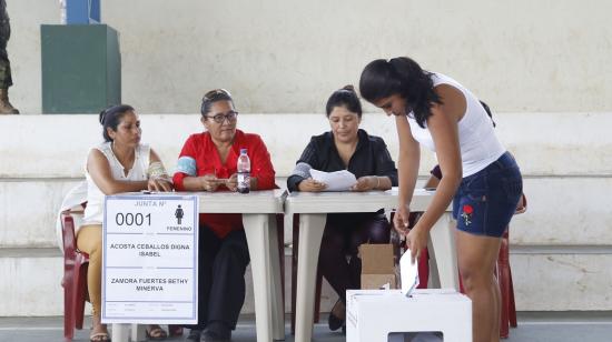 Imagen referencial de una joven votando en el proceso electoral del 24 de marzo de 2019.