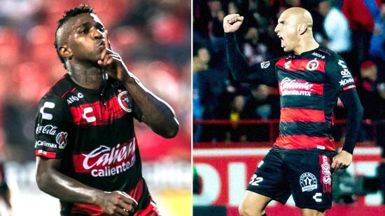 Miller Bolaños y Ariel Nahuelpán celebrando goles que han convertido.