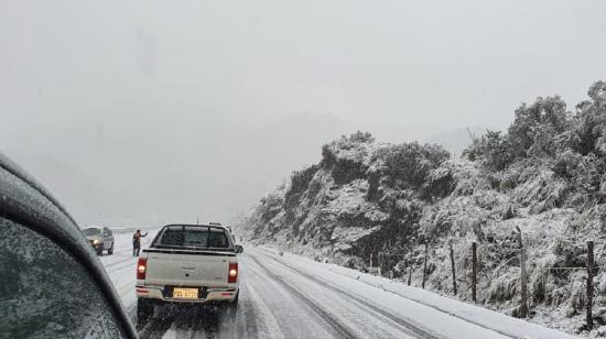 Presencia de nieve se observa en un sector de la vía Papallacta, el 21 de agosto de 2020.