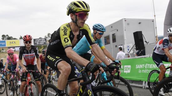 Adam Yates, cruzando la línea de llegada de la primera etapa de la Criterium du Dauphine, el 12 de agosto de 2020. 