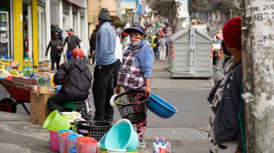 Vendedores informarles en una calle en Quito, el 3 de julio de 2020.