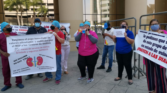 Trabajadores de clínicas de diálisis durante el plantón que se realizó el pasado 20 de agosto en Guayaquil.