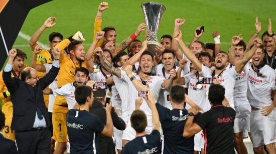 Los futbolistas de Sevilla festejan el título de la Europa League, el viernes 21 de julio de 2020 en Colonia, Alemania.