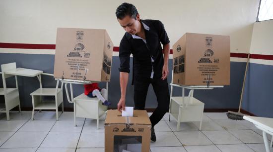 Un ciudadano deposita su voto el 2 de abril de 2017, durante la segunda vuelta de los comicios presidenciales.