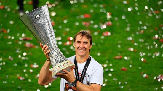 El DT del Sevilla, Julen Lopetegui, alzando la copa de la Europa League tras vencer 3-2 al Inter, este viernes 21 de agosto de 2020.