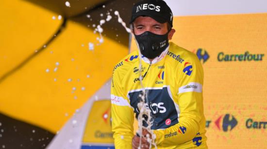 Richard Carapaz luciendo la camiseta amarilla de líder, después de ganar la tercera etapa del Tour de Polonia.