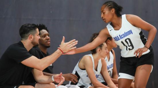 Karla Benítez participó de un campamento de la NBA en Ciudad de México, donde recibió la felicitación de sus entrenadores en cada entrenamiento. 