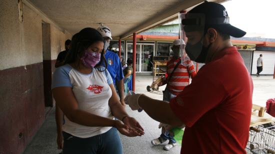 Venezolanos con mascarillas en busca de alimentos y medicinas en riesgo de contagiarse de Covid-19. 