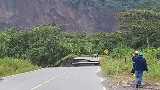 La ruta  Baeza - Lago Agrio se mantiene cerrada por el socavamiento en el kilómetro 66.